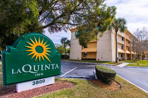 a sign for a la quinta inn at La Quinta Inn by Wyndham Ft. Lauderdale Tamarac East in Fort Lauderdale
