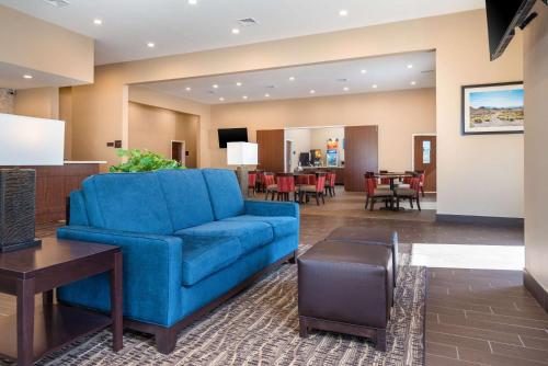 un soggiorno con un divano blu e un tavolo di Comfort Inn Tonopah a Tonopah