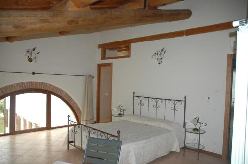 a bedroom with a bed and an arched doorway at Rose Rosse in Ca' di David