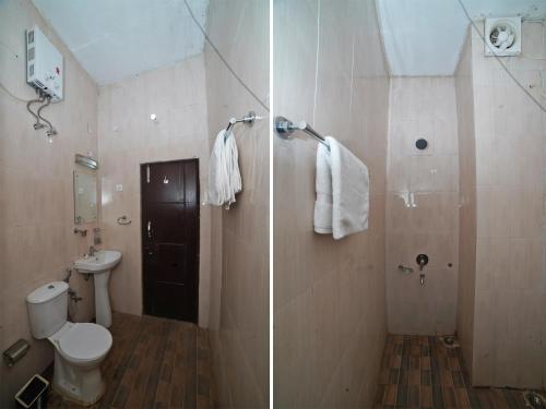 2 fotos de un baño con aseo y ducha en Tathastu Resort en Mukteswar