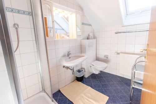 HintergöriachにあるFerienhaus Christine Bauerのバスルーム(洗面台、トイレ付)