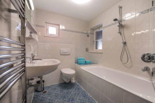 bagno con vasca, lavandino e servizi igienici di Ansitz Hofer a Fulpmes