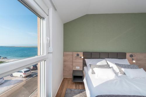 1 dormitorio con cama y vistas al océano en LUXURY APARTMENTS - LA VIR 3 & 4, en Vir