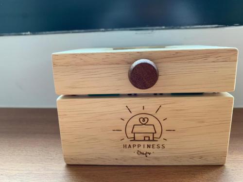 a wooden box with a happy illness written on it at ปันสุข ห้องพักหลักร้อย Pun-Suk in Chiang Mai