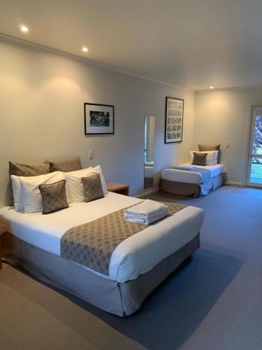 a bedroom with two beds in a room at Dunkeld Studio Accommodation in Dunkeld