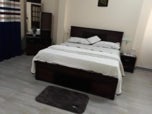 a bedroom with a large bed with white sheets at Rohan's Residence in Kandana