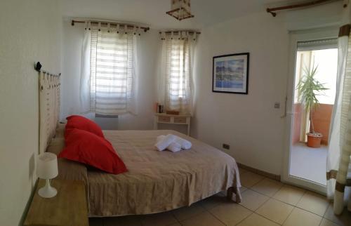 Postel nebo postele na pokoji v ubytování Les princes du golf Jerome numero 13 quartier pascal paoli Appartement