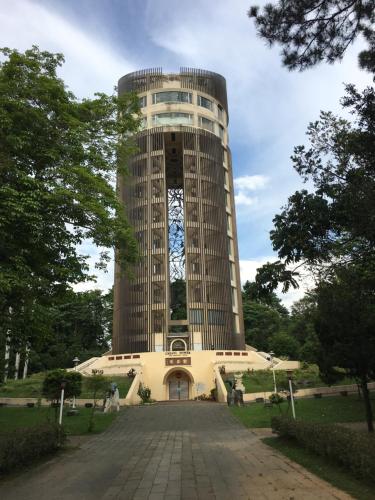 een gebouw met een grote toren erop bij Yongxing Inn in Chiayi City