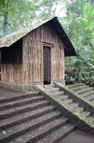 a small wooden building with stairs leading to it at Reserva Ecologica Nanciyaga in Catemaco