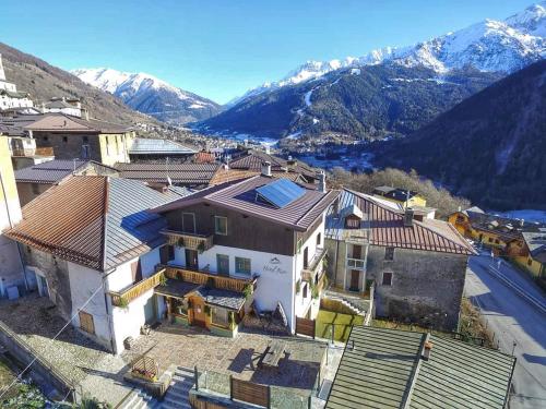 uma vista aérea de uma cidade com montanhas ao fundo em Hotel Riva Sport & Wellness em Vione
