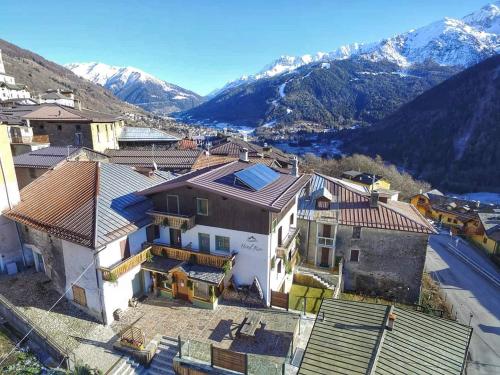 una vista aerea di una città con montagne sullo sfondo di Hotel Riva Sport & Wellness a Vione