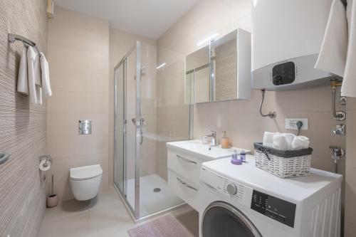 een badkamer met een wasmachine en een douche bij Luxury Suite Lady Of The Rock in Dubrovnik