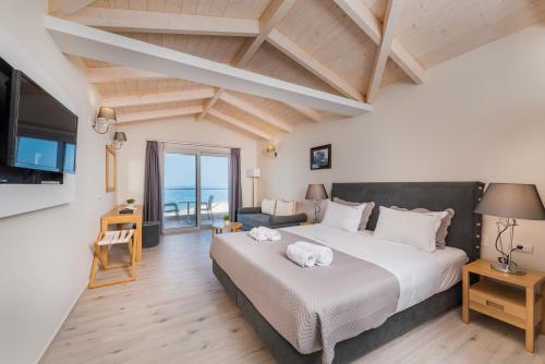 Postel nebo postele na pokoji v ubytování Crystal Beach Hotel