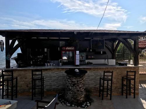 un bar con taburetes y un mostrador en Porto Matina, en Metamorfosi