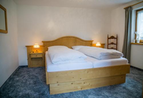 Un pat sau paturi într-o cameră la Geigers Ferienhaus