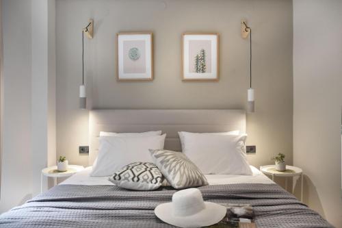 Olivella Villas by Vatos tesisinde bir odada yatak veya yataklar