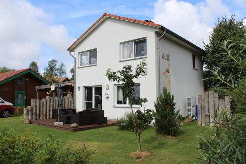 Taman di luar Haus Boddensonne