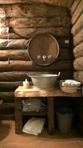 uma casa de banho com um lavatório e um espelho sobre uma mesa em B&B Pervinca em Rocca Grimalda