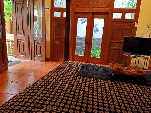 Телевизор и/или развлекательный центр в Bedhot Homestay