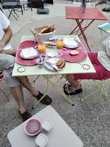 une table avec des assiettes de nourriture dessus dans l'établissement Côté Chapelle, à Coursegoules