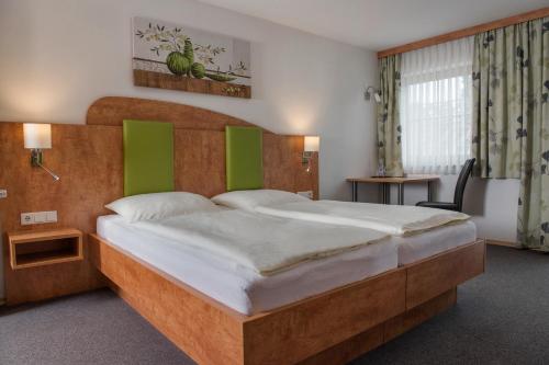 Tempat tidur dalam kamar di Hotel garni Hopfengold