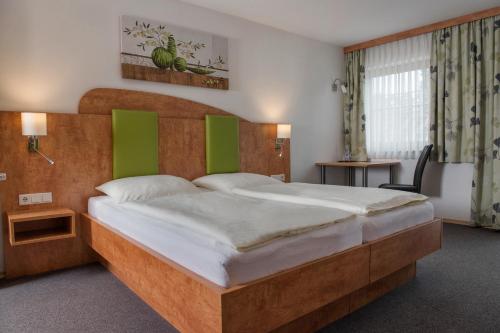 Postel nebo postele na pokoji v ubytování Hotel garni Hopfengold