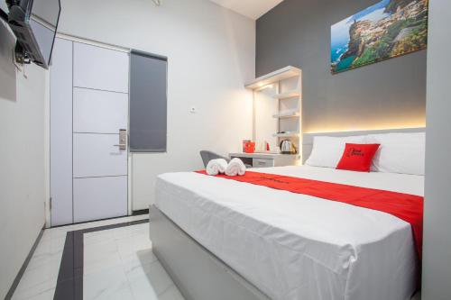 Tempat tidur dalam kamar di RedDoorz Plus near Politeknik Negeri Malang