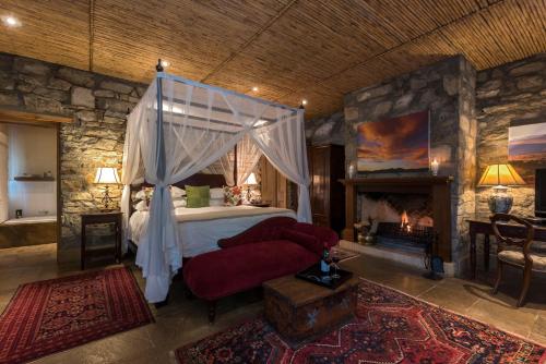 מיטה או מיטות בחדר ב-Mount Camdeboo Private Game Reserve by NEWMARK