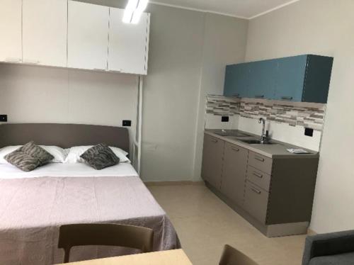 una camera da letto con un letto grande e un lavandino di Bed&Breakfast Luna a San Salvo