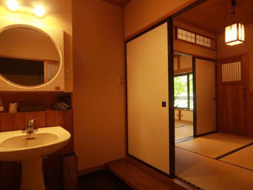 Ett badrum på Irorinoyado Ashina