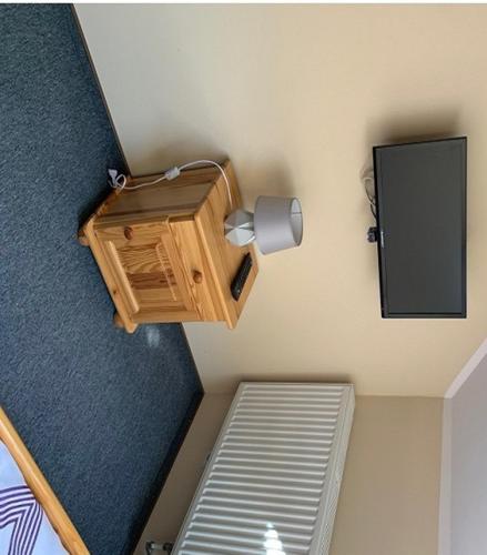 a room with a lamp and a shelf in a room at MS-OTEL POKOJE GOSCINNE 1,2,3 OSOBOWE ŻYWIEC Jezioro Żywieckie in Pietrzykowice