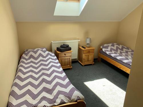 Tempat tidur dalam kamar di MS-OTEL POKOJE GOSCINNE 1,2,3 OSOBOWE ŻYWIEC