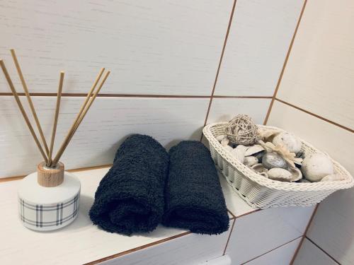 a shelf with towels and a basket of shells at MS-OTEL POKOJE GOSCINNE 1,2,3 OSOBOWE ŻYWIEC Jezioro Żywieckie in Pietrzykowice
