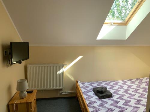 Tempat tidur dalam kamar di MS-OTEL POKOJE GOSCINNE 1,2,3 OSOBOWE ŻYWIEC