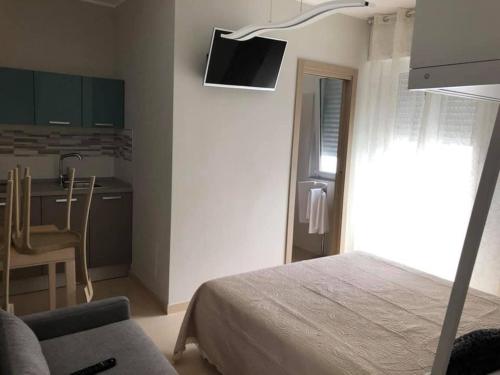 una camera da letto con un letto, un tavolo e una cucina di Bed&Breakfast Luna a San Salvo
