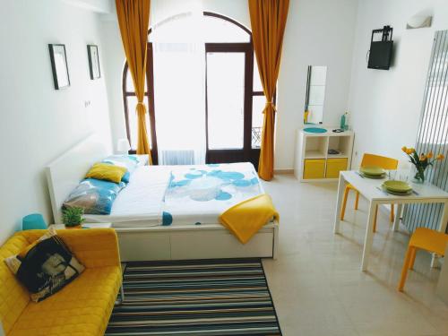 1 dormitorio con cama, mesa y sofá en Apartments Villa Alba, en Poreč