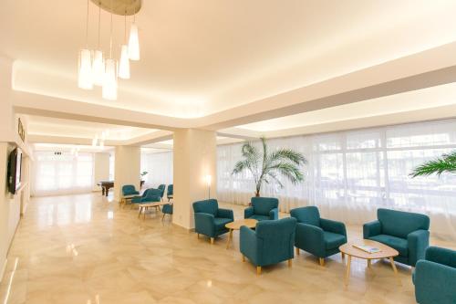 a waiting room in a hospital with chairs and tables at Hotel Poienița in Baile Felix