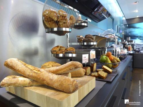 a bakery with bread and pastries on a counter at Hôtel Bassano in Paris