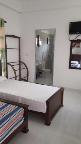 una camera con un grande letto e un bagno di Surf reef beach a Trincomalee
