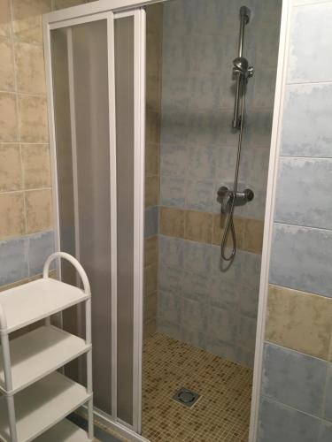 um chuveiro com uma porta de vidro na casa de banho em La casa di Rosy em Enego