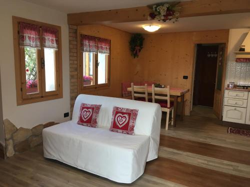 a living room with a white couch and a table at La casa di Rosy in Enego
