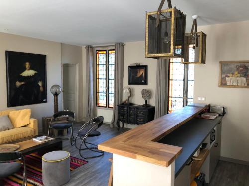 een woonkamer met een keuken met een aanrecht bij Le 39 Bis in Rémalard