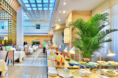 Un restaurante o sitio para comer en Beijing Broadcasting Tower Hotel