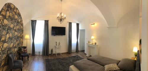 A television and/or entertainment centre at Frank Apartman Deluxe