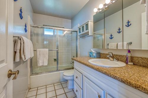 Ένα μπάνιο στο Heart of the Village Cozy, private condo right in the village - just steps from the beach