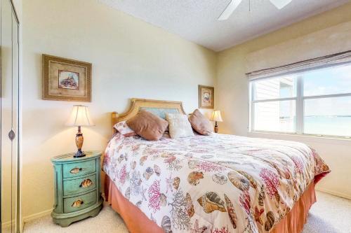 een slaapkamer met een bed en een raam bij Baywatch in Pensacola Beach