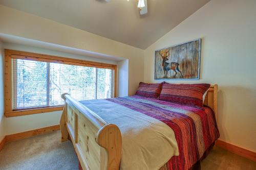 um quarto com uma cama de madeira e uma janela em Tavern em Olympic Valley