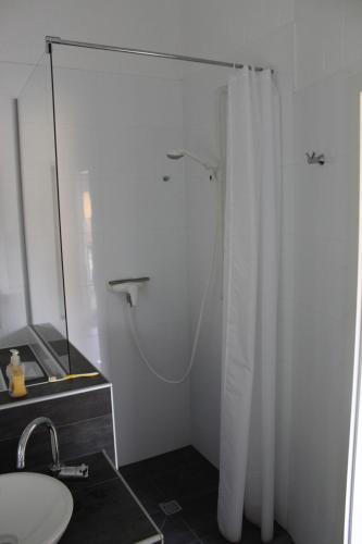 y baño con ducha, lavabo y aseo. en Haus Boddensonne, en Fuhlendorf