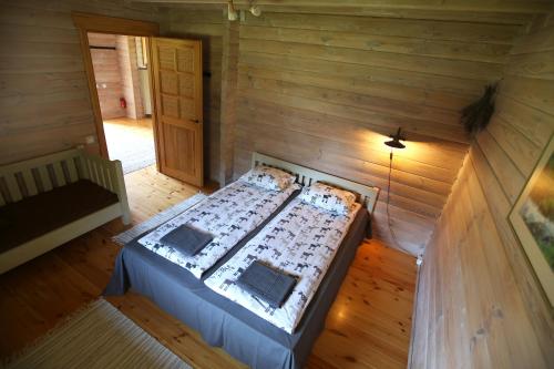 an overhead view of a bed in a wooden room at Viesu mājas Briedīši in Raiskums