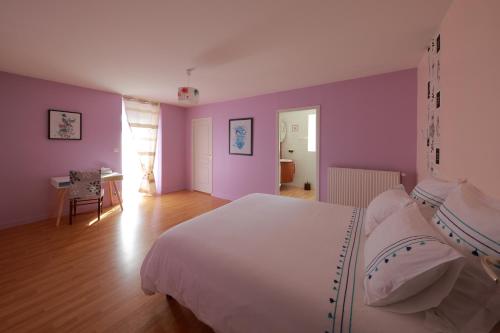 1 dormitorio con cama blanca y paredes moradas en Gîte La Loge des Fées en Latillé